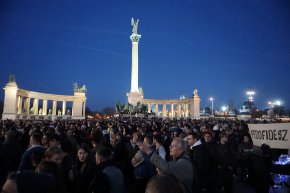 Elégedetlenek a fiatalok az Orbán-éra demokráciájával